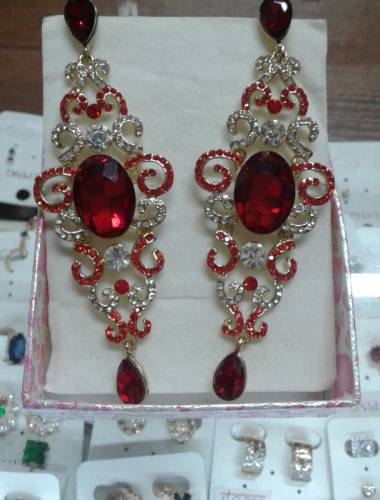 Продам серьги красного цвета