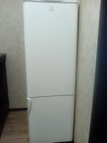 Продам холодильник Indesit