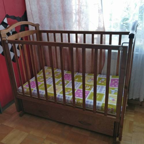 Детская кроватка с маятником