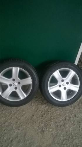 Продам недорого летние шины на литых дисках на 16“