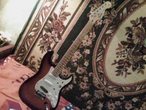 гитару FENDER STRAT удачная копия в бридже рельсовый хамбаккер в хорошем состоян
