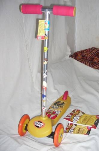 Самокат трёхколёсный Looney Tunes желтый 1Toy Т59554 управление наклоном
