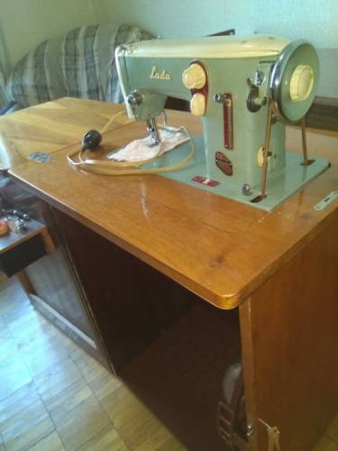 Продам швейная машинка Лада 226