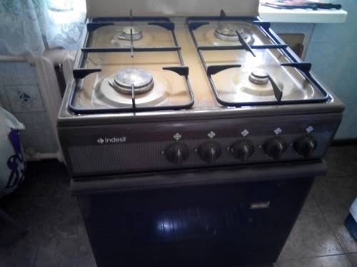 Продам газовую плиту Indesit