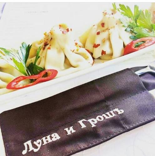 Официант ресторана “Луна и грош“