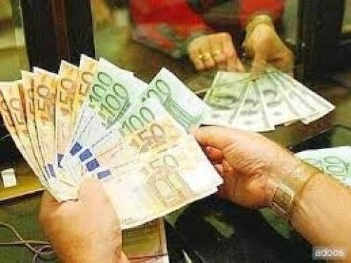Предложение кредита между серьезным человеком