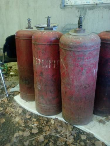 Продам недорого газовые баллоны.