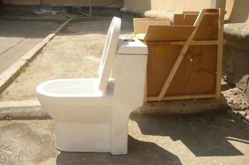 Продам новый монолитный , с мягко закрывающейся крышкой унитаз