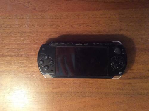 Продаю игровую присавку psp soni 2008 с разбитым монитором