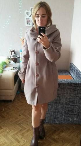 Пальто осеннее с капюшоном.