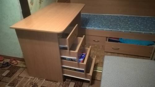 двухъярусная кровать с письменным столом и тумбой на колёсах