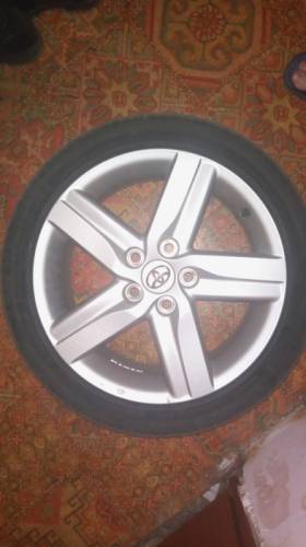 Продам летнюю резину на тойотовском литье, 215/45 R17.