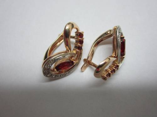Серьги золотые с вставками 585* вес 3,96 гр