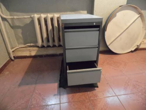 Продам три металлических шкафа(сейфа)