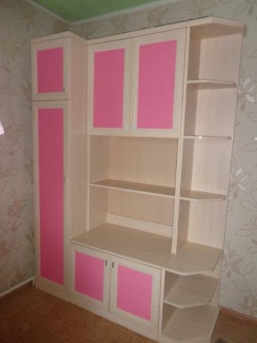 Детский гарнитур (стол, кровать, тумбочка, шкаф)